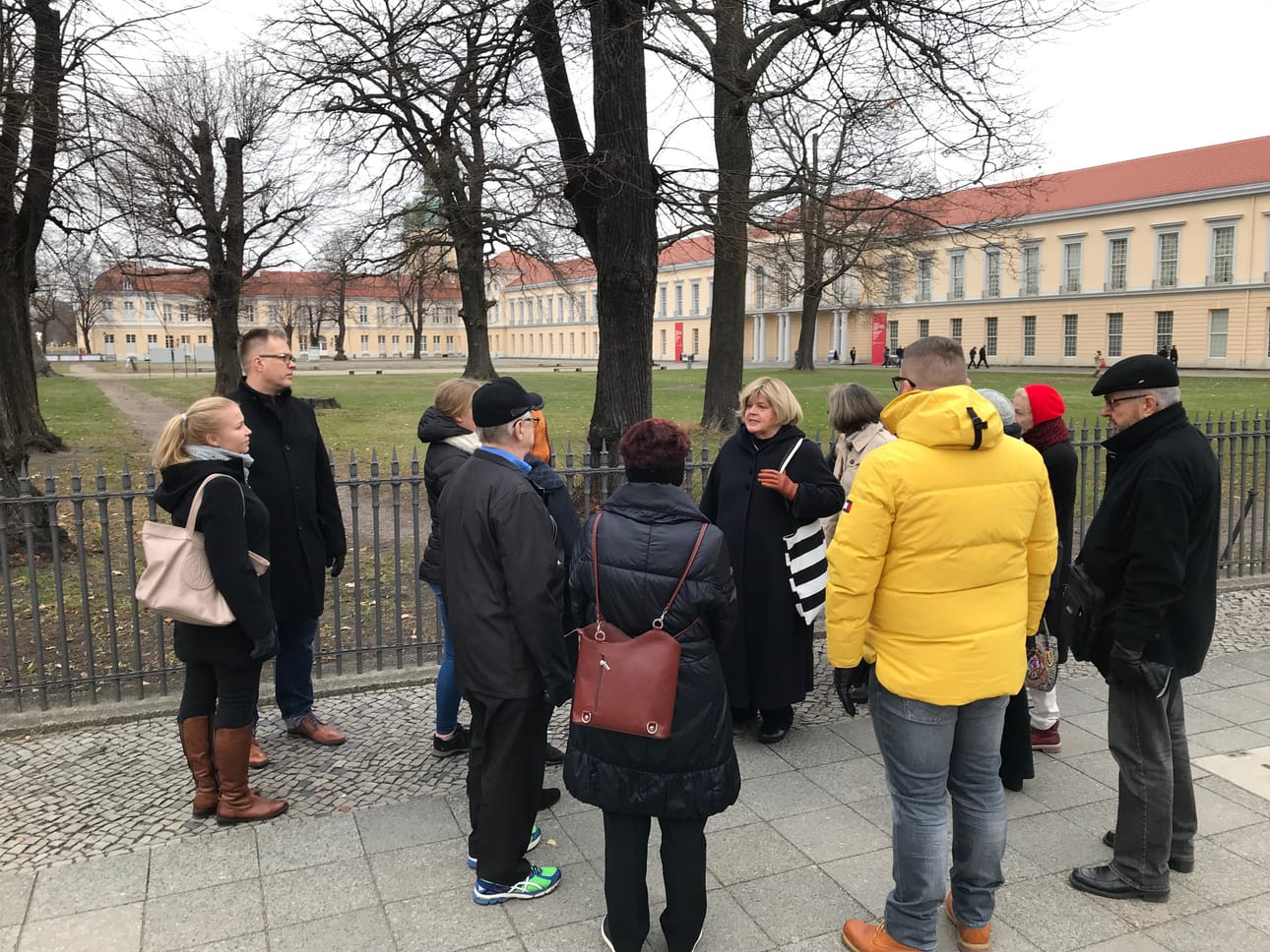 Charlottenburgin linnan puistoon tutustuttiin paikallisen oppaan johdolla.