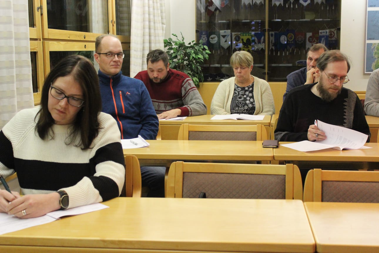 Karijoen valtuustosalissa edessä Salla-Maaria Länsimäki (kesk.), hänen takanaan Mikko Savolainen (kesk.) ja samassa rivissä varavaltuutettu Petri Ahola (kesk.). Takarivissä vasemmalla Jaakko Järvenpää (kesk.), kunnanhallituksen jäsen Arja Harjunpää (kesk.) ja Erkki Viitikko (kesk.).