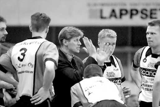 Ohjeita. Valmentaja Jukka Tuovinen (vas.) antoi välillä neuvoja pelaajilleen.