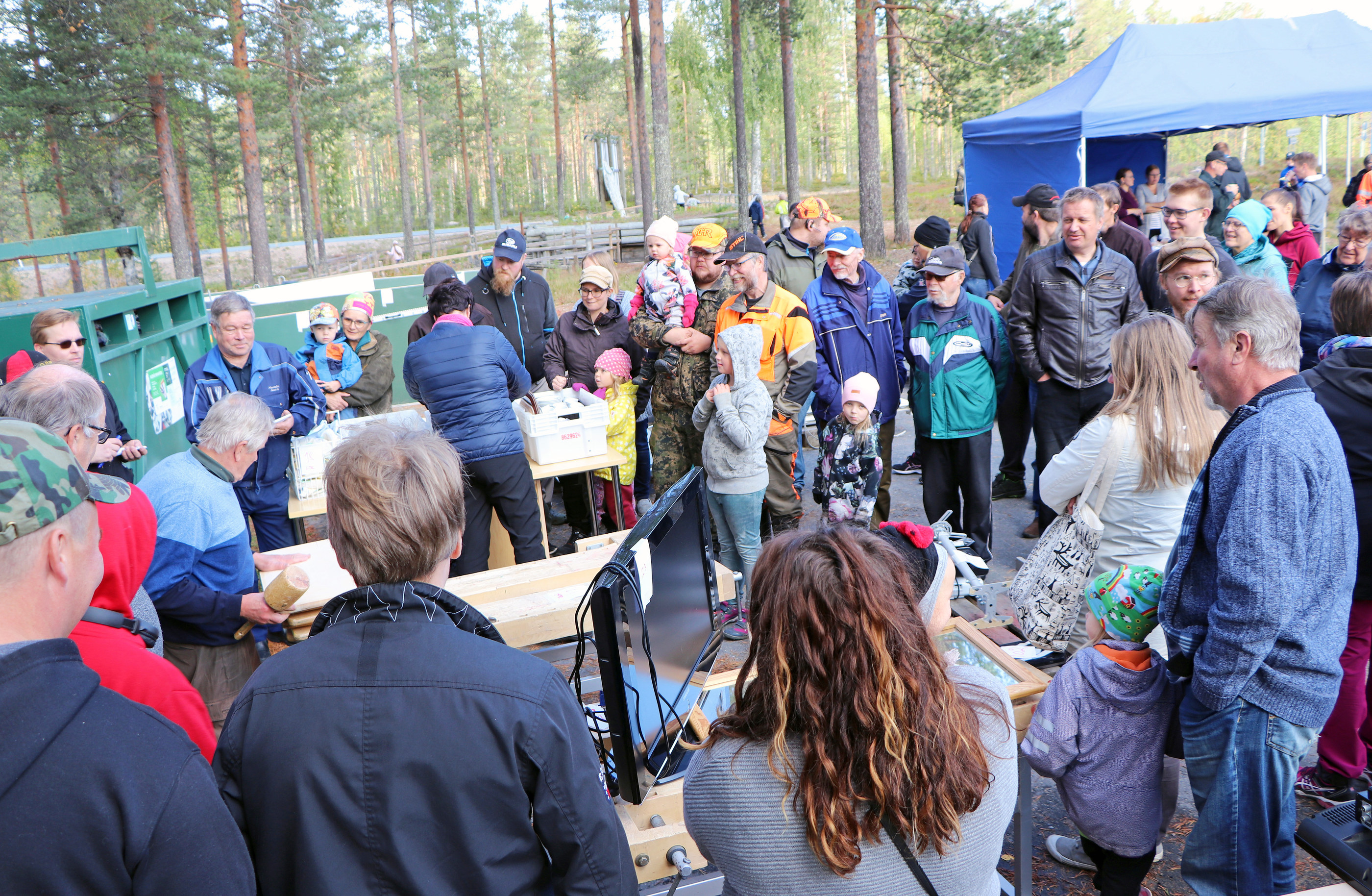 Kipinän koulun irtaimistoa huutokaupattiin viime lauantaina Niemitalon Juustolan pihalla. Meklarina toimi entinen Hetekylän koulun opettaja Tauno Kujala.
