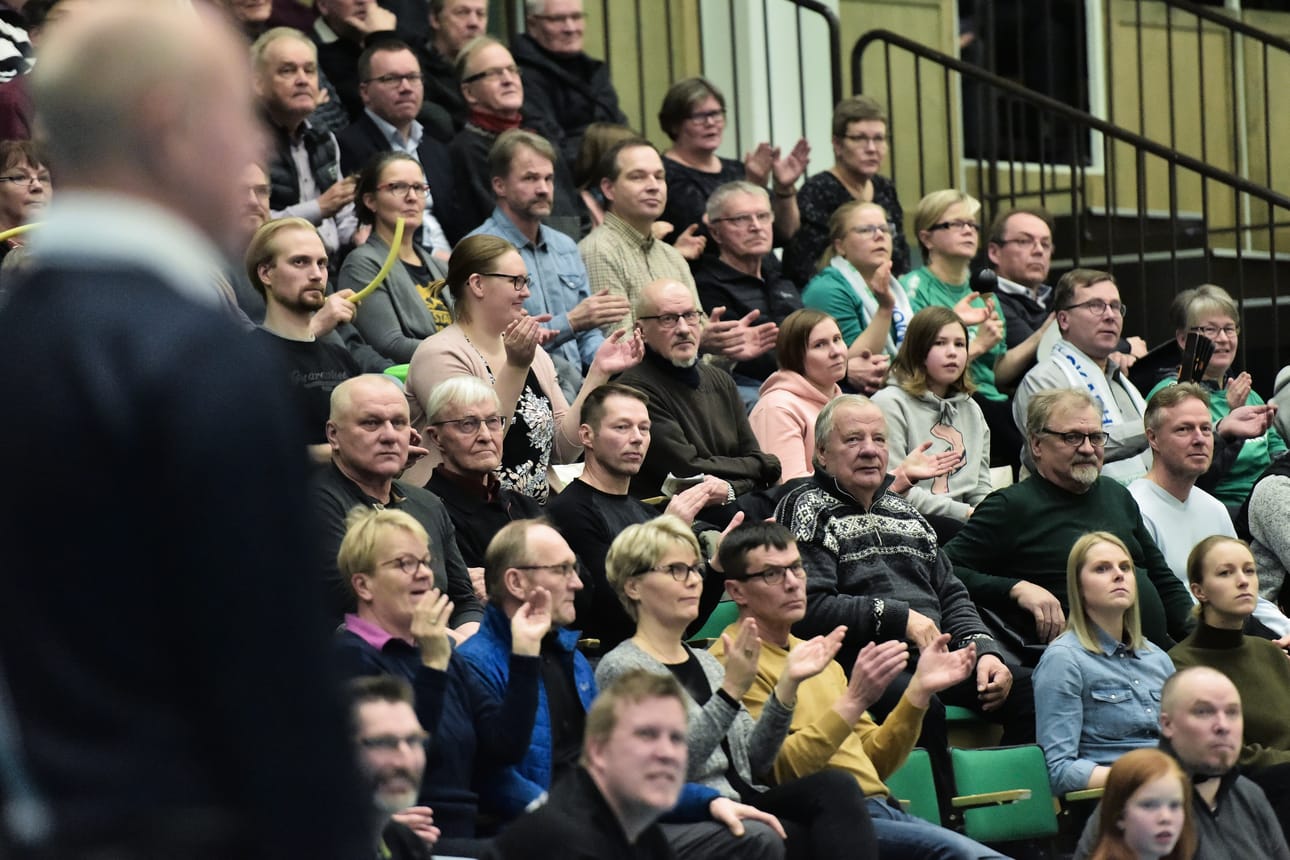 Yli 500-päinen kotiyleisö kannusti Pölkky Kuusamoa railakkaasti.