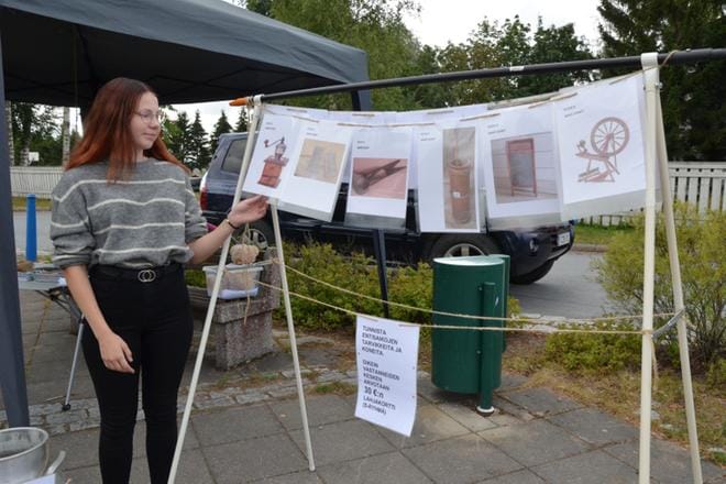 Senni Keltto esitteli Härmänmaan 4H:n toimintaa ja Juurilla-hanketta. Kojulla sai arvuutella tai ilmaista tietonsa vanhoista maataloustyökaluista ja esineistä. Viereen oli ajettu myös vanha traktori, jota Elotrysköiden kävijät pääsivät tutkimaan. Kuvat: Outi Rantala