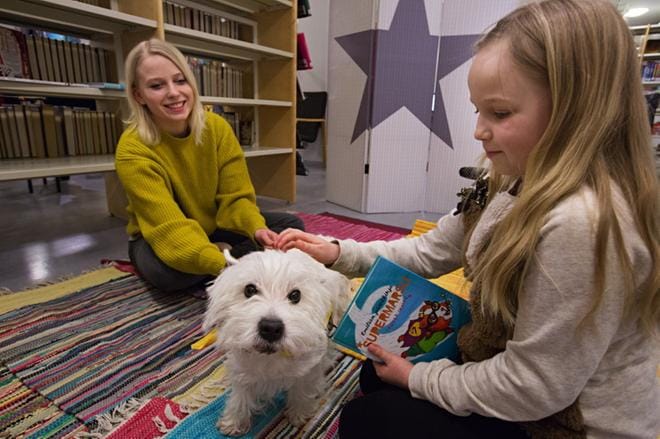 Priska Autio huomasi, että Nelli-terrieri vainuaa harvinaisen hyvin lasten mielialoja. Eva Lundström valitsi luettavakseen lempikirjansa. KUVAT: MINNA ANTILA