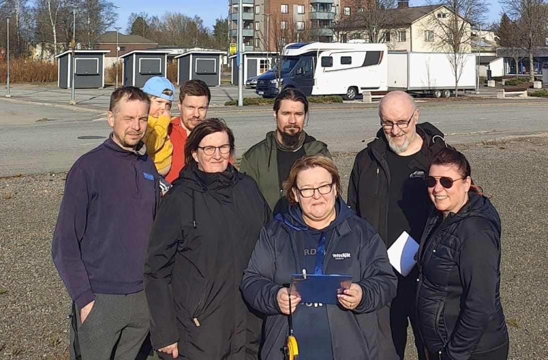 Heikki Laakso, Teemu Lahtinen, Timo Lauri, Antti Silla, Marita Lassila, Aila Lehtorinne ja Tiia Ojala suunnitelivat kesämarkkinoita ja puukkofestivaaleja torilla, kun puissa ei vielä ollut lehtiä. Tapahtumat ovat viikkoa ennen juhannusta.