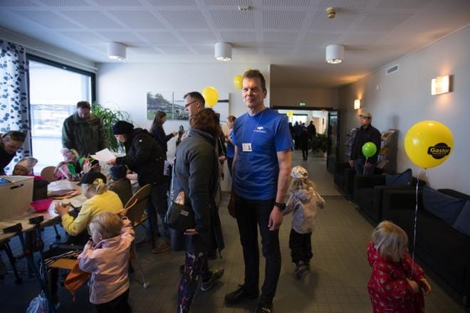 Toimitusjohtaja Leif Åkers oli tyytyväinen, että asiakkaat löysivät Stormossenille avoimien ovien päivänä. Lapset saivat värittää jäteautoja ja askarrella eläimiä esimerkiksi kierrätetyistä jogurttipurkeista ja munakennoista. KUVA: MINNA ANTILA