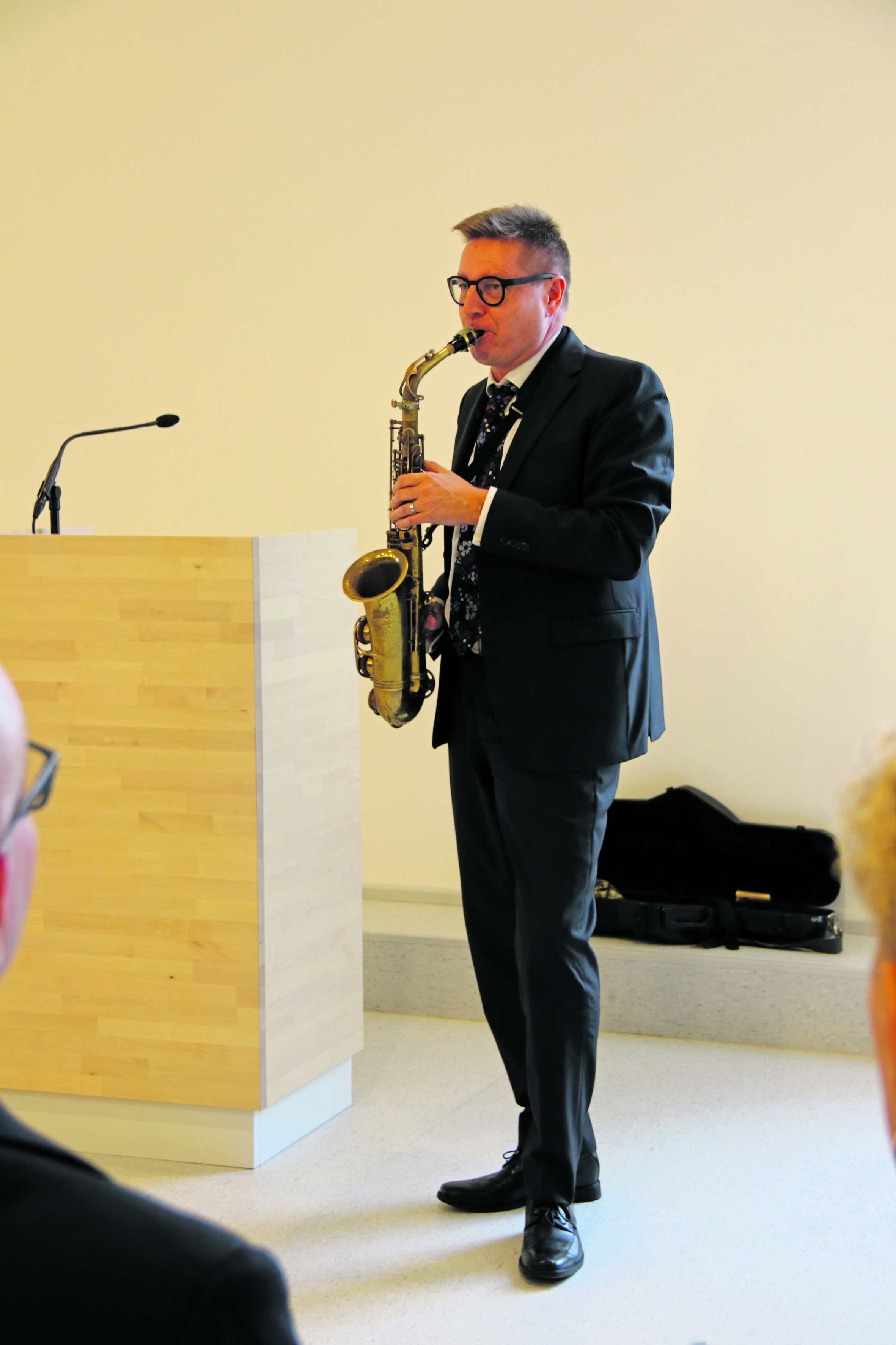 Jari Perkiömäki siivitti juhlapuhettaan musiikilla.
