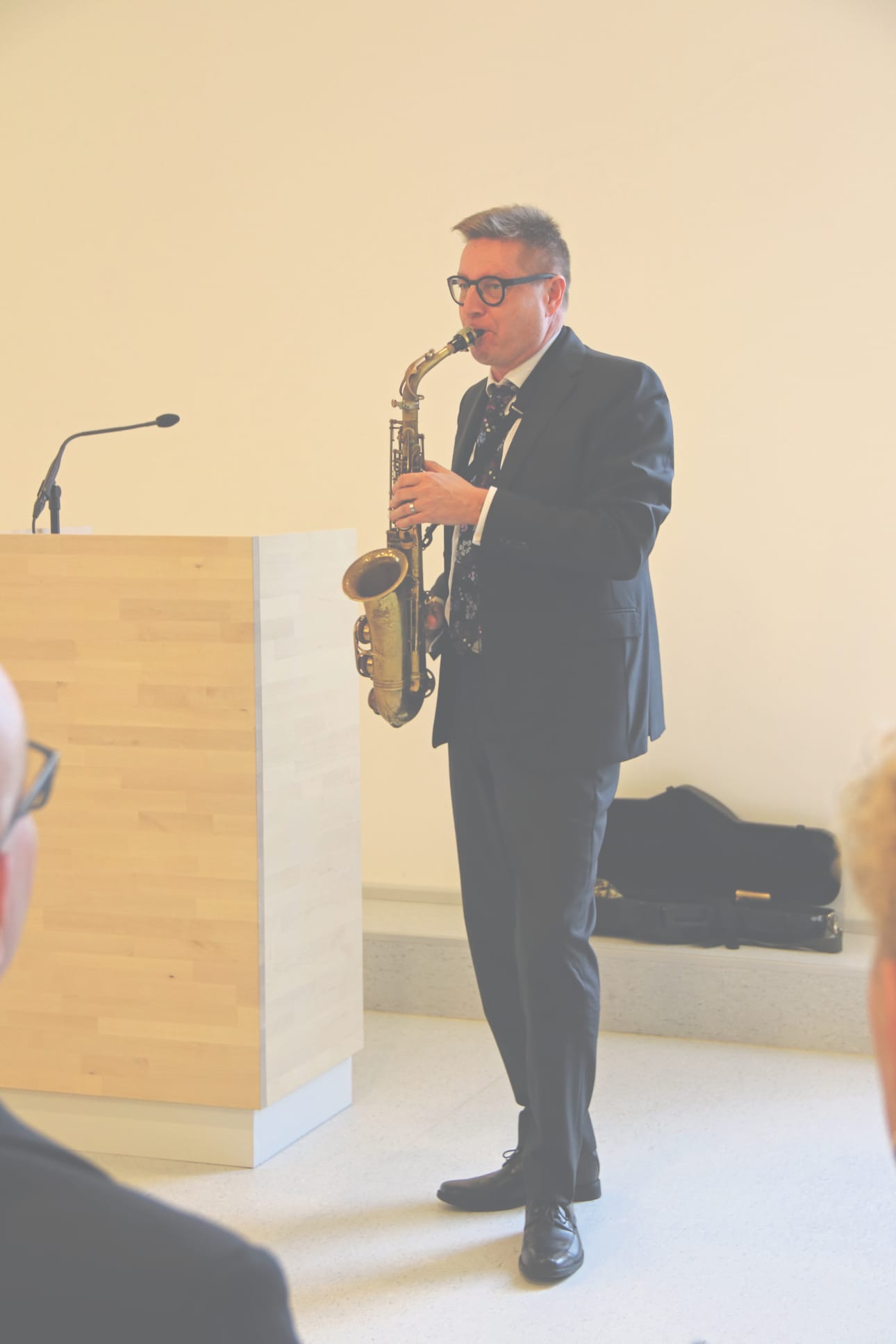 Jari Perkiömäki siivitti juhlapuhettaan musiikilla.