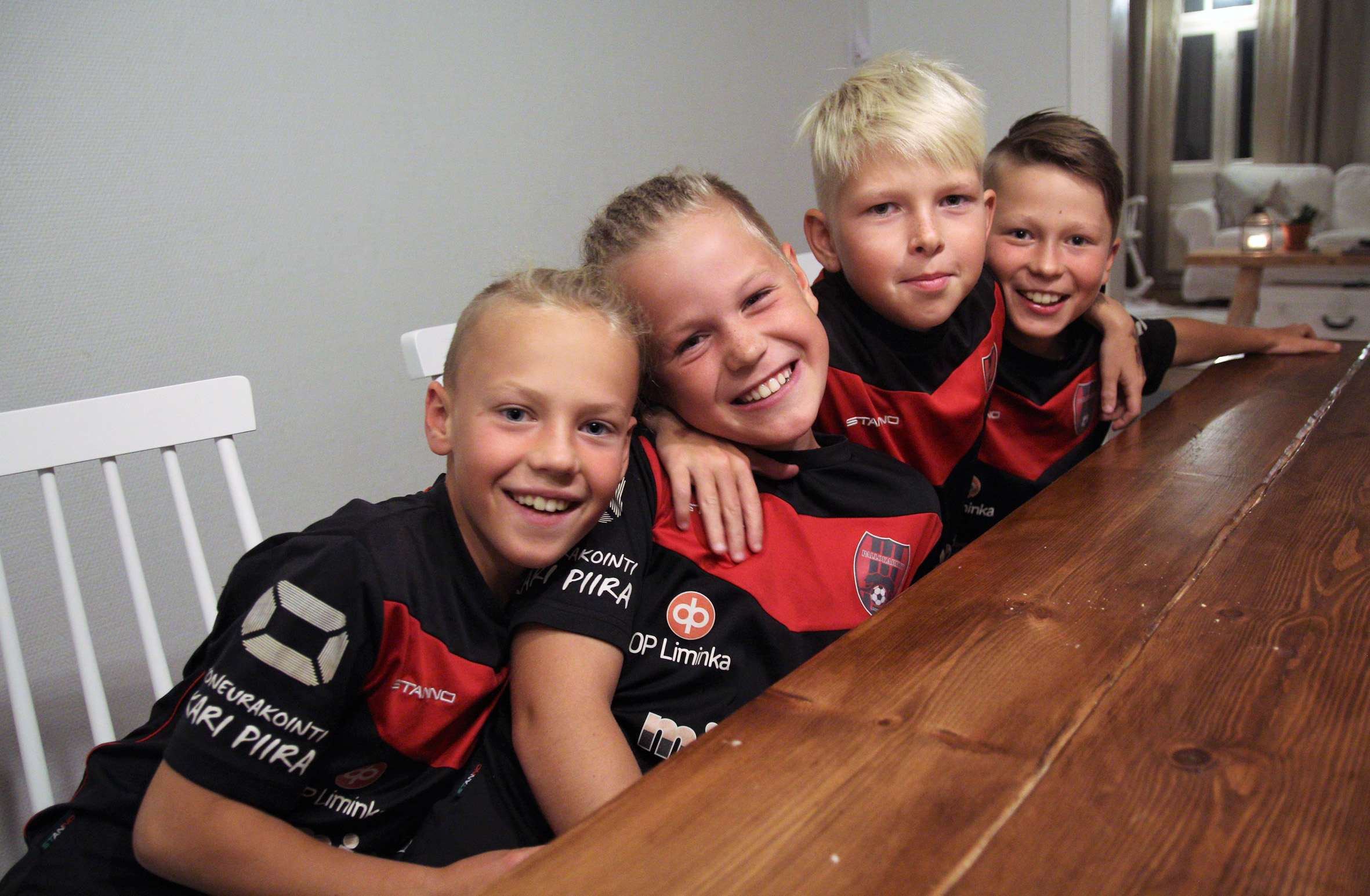 Elmo Hannila, Oskari Sipola, Valtteri Tervahauta ja Leo Kuustie pelaajat jalkapalloa, koska se on hauskaa. Iso osa hauskuutta ovat pelikaverit, joiden kanssa voi touhuta kaikkea mahdollista jalkapalloon liittyvää, ja vähän muutakin.