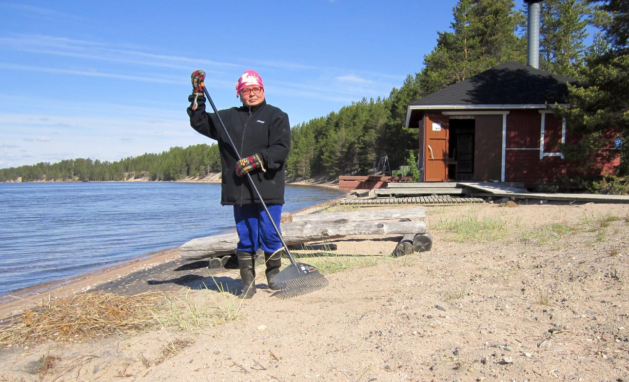 Kuloharjun kyläseurasta yhtenä kotakahvilaa pyörittävä Aini Varanka oli siistimässä rantaa ensi perjantaina pidettäviin paikan avajaisiin.