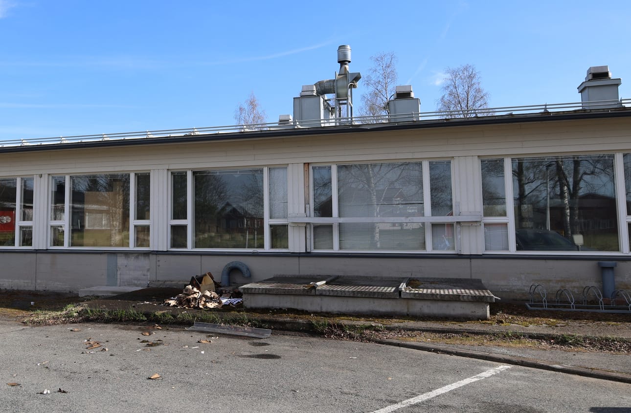 Tulipalo syttyi teknisen työn tiloihin kuuluvassa maalaamossa. Ulkopuolelle palon jäljet näkyvät lähinnä mustuneina ikkunaruutuina.