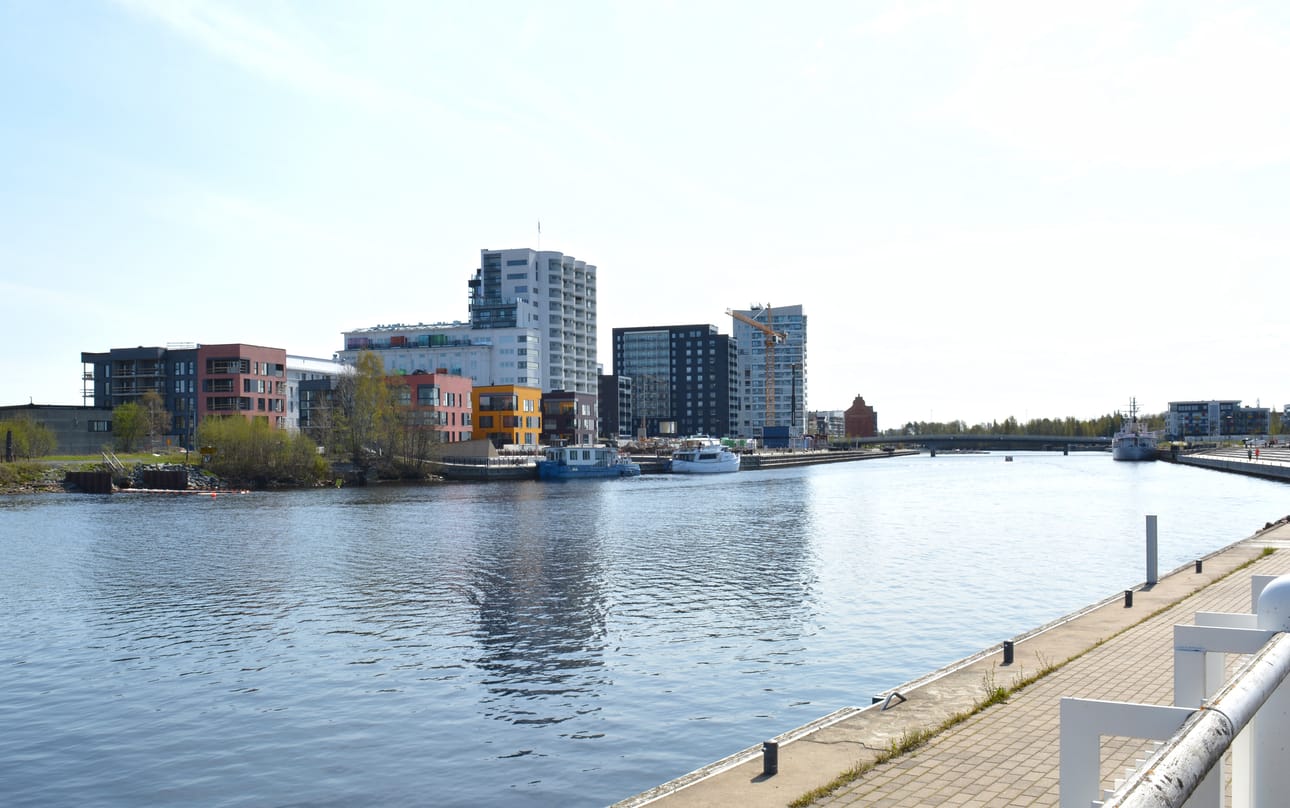 Arvioitava asunto sijoittuu kuvassa vasemman laitimmaisen talon punertavaan osaan. Asunto ei sijoitu aivan veden äärelle, mutta näkymät avautuvat kohti Toppilansalmen suuta.