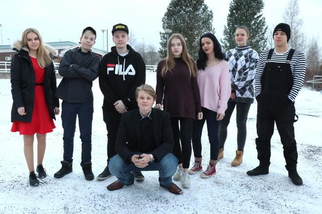 Nuorisovaltuusto on valmiina töihin puheenjohtajansa Akseli Koskenmäen (kyykyssä) johdolla. Varapuheenjohtaja on Fanni Yliaho (3. oik.) ja toinen varapuheenjohtaja Atte Kuhalampi (oik.). Kaikki nuorisovaltuustolaiset eivät ehtineet kuvaan.