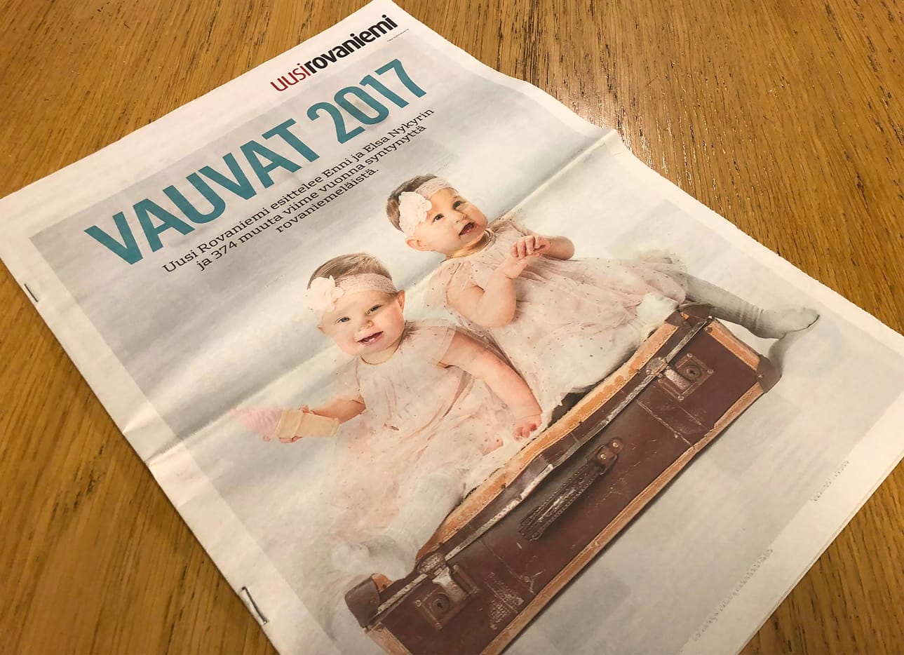 Vuoden 2017 vauvaliitteen kanteen pääsivät kaksoset Enni ja Elsa.
