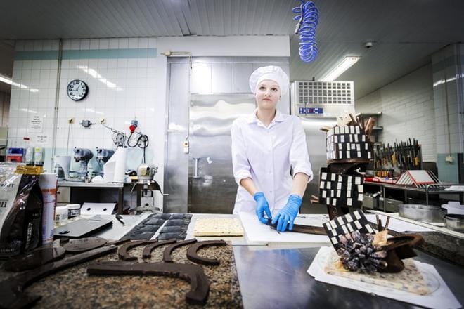 Anette Rajamäki Sedusta taistelee ammattiin opiskelevien kondiittorien Suomen mestaruudesta Taitaja 2018 -kilpailun finaalissa. KUVAT: KRISTA LUOMA