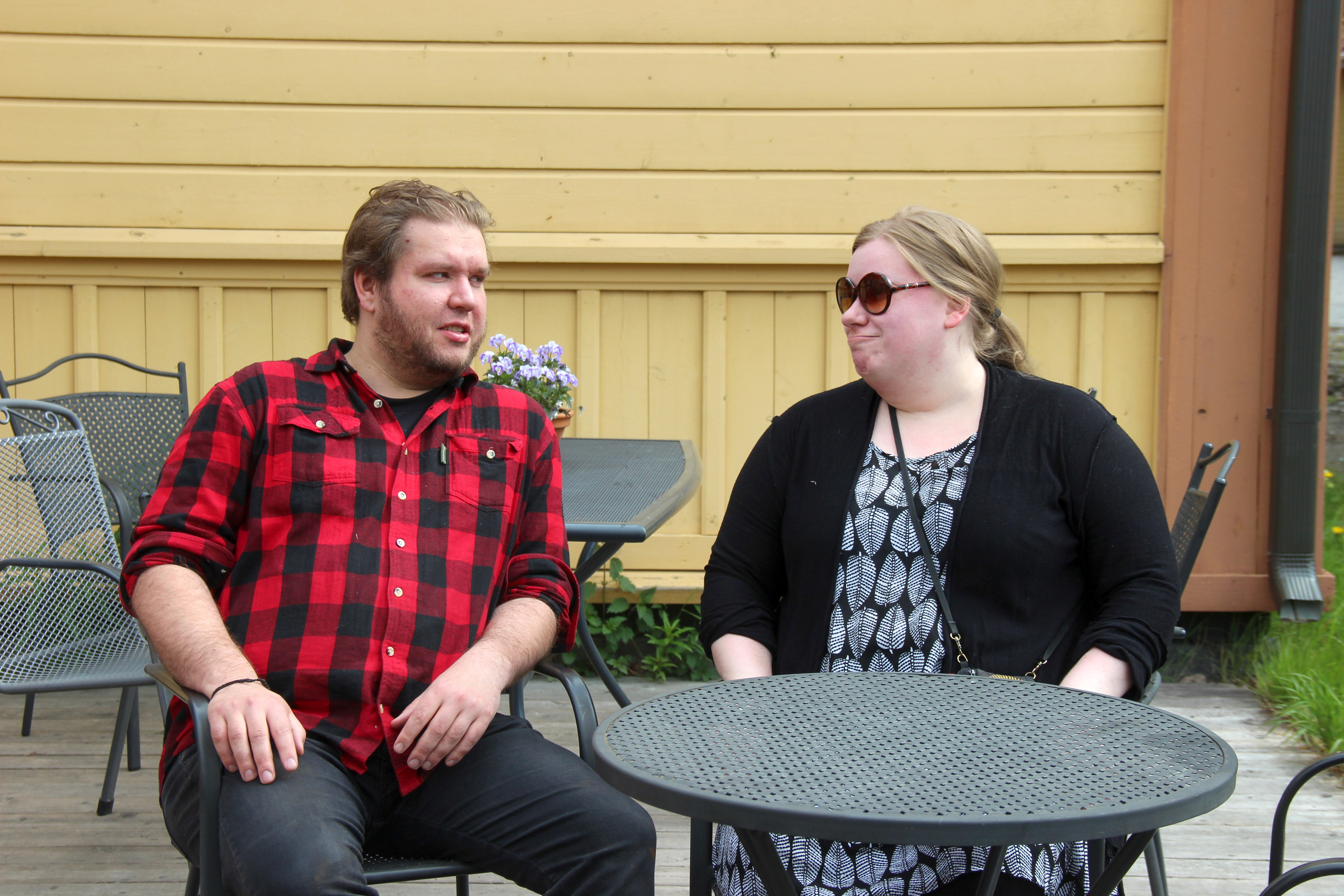 Kauppiaat Mikko Jalava (vasemmalla) ja Laura Jalava nauttivat sesongin alkamisesta. –¿Tähän olisi mukava jäädä istumaan, mutta työt odottavat, Laura tuumaa.