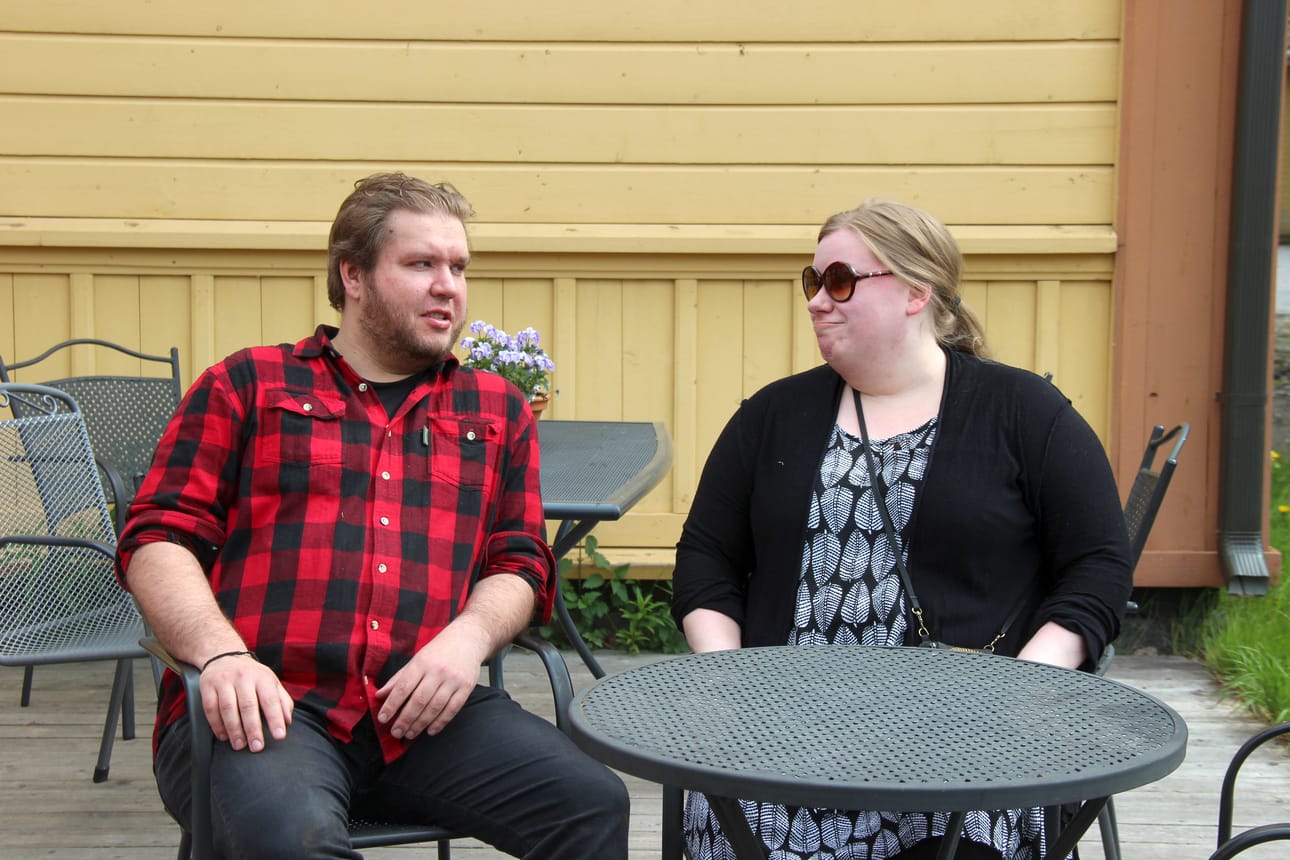 Kauppiaat Mikko Jalava (vasemmalla) ja Laura Jalava nauttivat sesongin alkamisesta. –¿Tähän olisi mukava jäädä istumaan, mutta työt odottavat, Laura tuumaa.