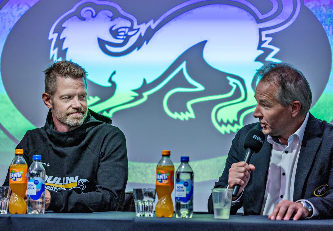 Kärppien uusi urheilujohtaja Mikko Myllykoski (vas.) ja seuran toimitusjohtaja Tommi Virkkunen istuivat saman pöydän ääressä tiistain tiedotustilaisuudessa.