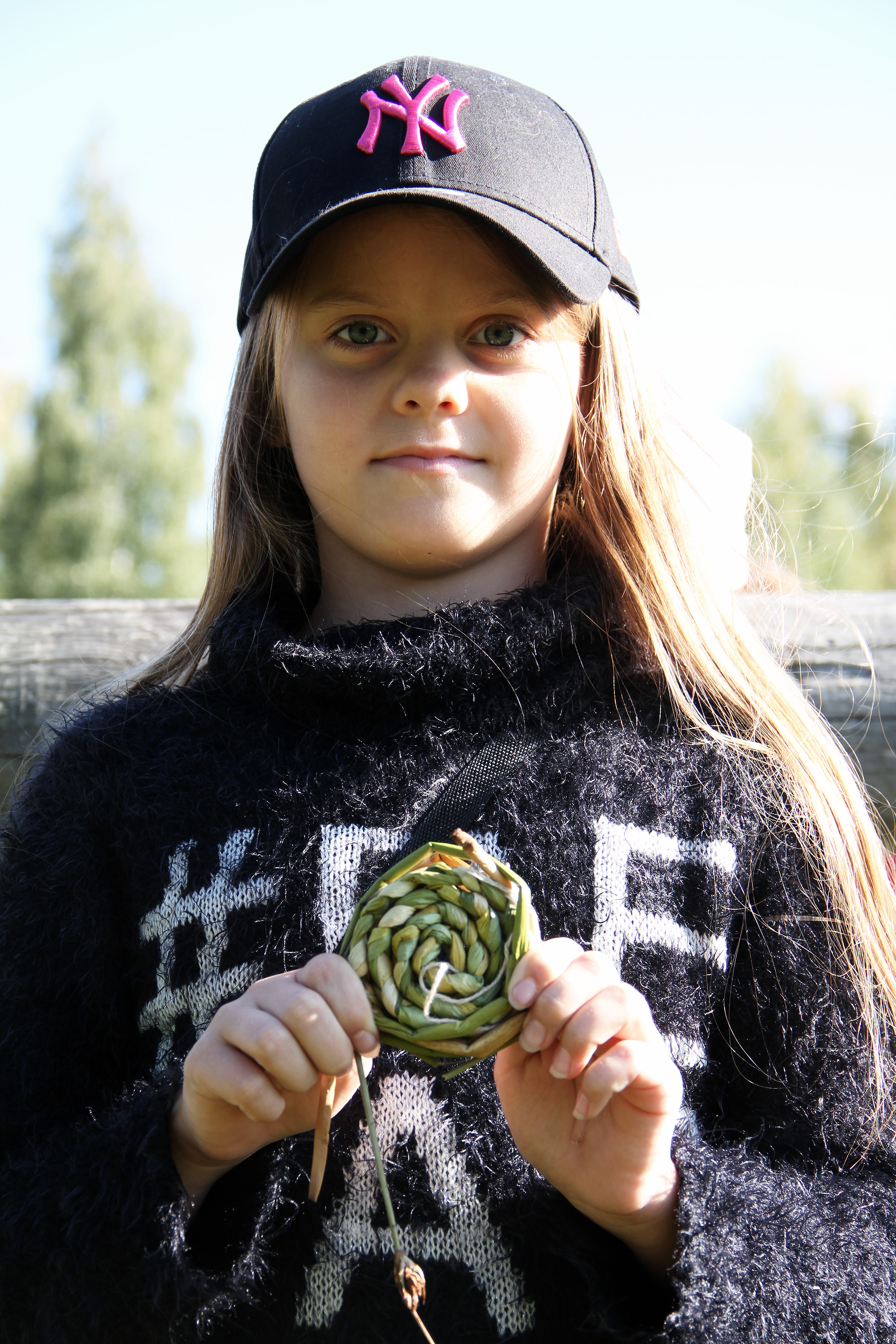 Jade Kauppi loihti kaislasta oman taideteoksen.