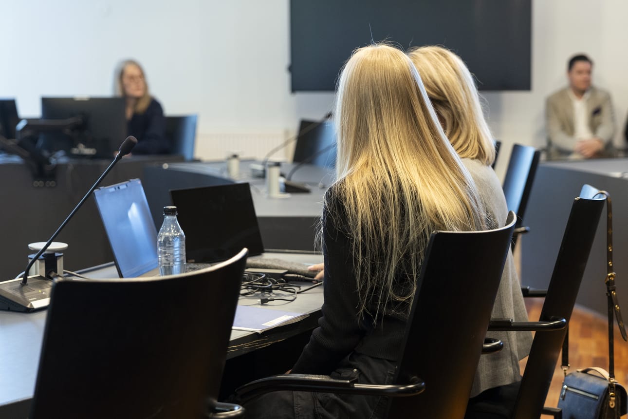 Kouluiskun suunnittelusta epäilty nainen esiintyi käräjäoikeudessa rauhallisesti.