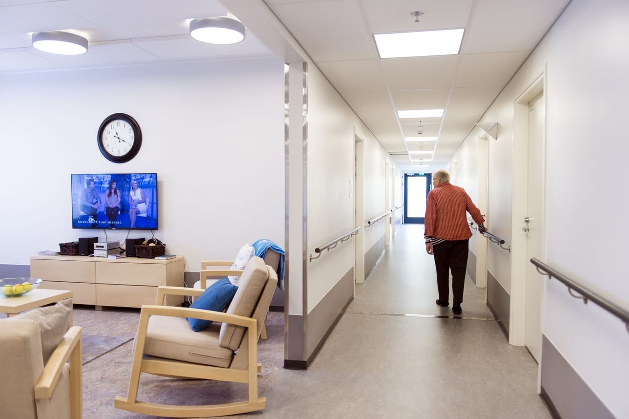 Asukasturvallisuus, päivittäinen puhtaanapito ja hygienia ovat hoivakodeissa nyt entistäkin tärkeämpiä elementtejä. Kuva on kuvituskuva arkistosta. Kyseinen hoivakoti ei liity koronakuolemiin.