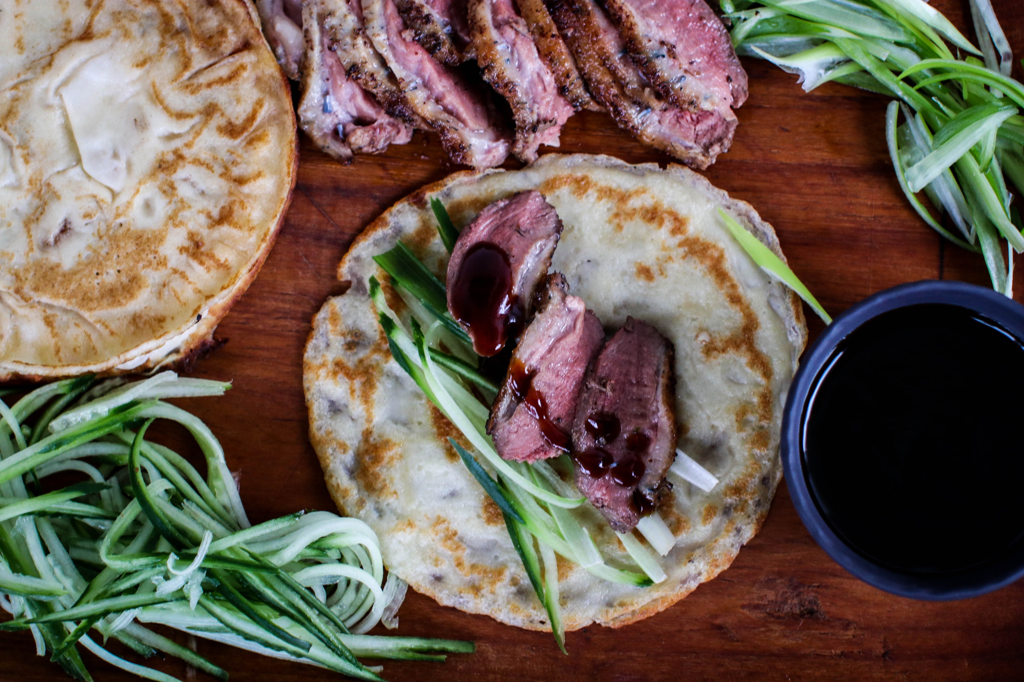 Pekingin tyyliin valmistettu sorsa-ateria maistuu ja tuntuu huipputrendikkäältä. Sorsaa kannattaa kokeilla ennakkoluulottomasti myös muihin aasialaisiin resepteihin, vaikka vietnamilaiseen pho-keittoon tai korealaisiin ssäm- kääröihin.