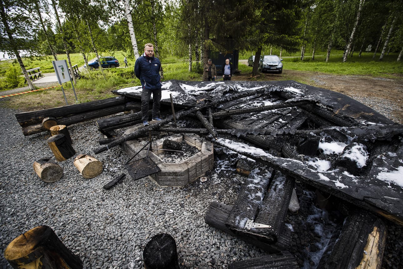 Viime viikolla vuoden kaupunkikeskustateoksi valitusta Revontulilaavusta on jäljellä vain hiiltyneet rauniot. Laavua rakentamassa ollut Juri Laurila katselee lohdutonta näkyä.