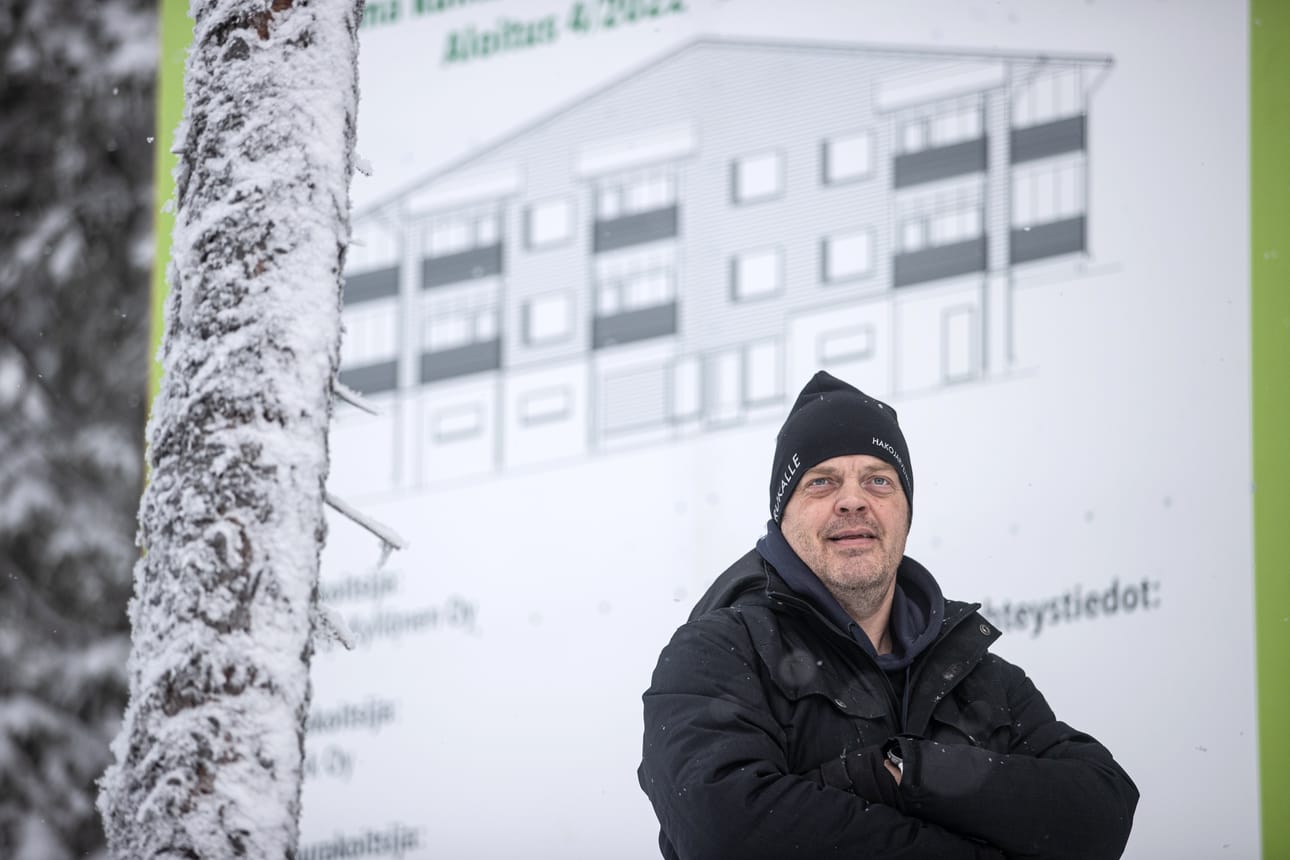 Antti Ronkainen on nähnyt mökkivuokraustoiminnassa viime vuosien Rukan kansainvälistymisen ja päätti siksi toteuttaa haaveensa modernista huoneistohotellista tunturin rinteelle. Taustalla näkyy havainnekuva hotellin ulkomuodosta.