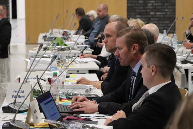 Vanha valtuusto Kurikassa päätti työnsä maanantaina. Etualalta kokoomuksen Aku Autio ja Sami Keskinen jatkavat työtään kaupungissa, Veli-Matti Penttilä Jurvasta ei ollut enää ehdolla. KUVA: RIIKKA ILMONEN