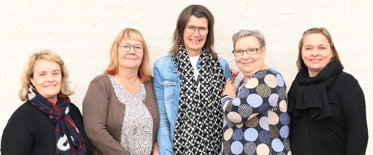 Nämä Vamian oppisopimuksen koulutussuunnittelijat auttavat oppisopimuksesta kiinnostunutta löytämään oman väylänsä työelämään: Nina Hautio (vas.), Siv Björklund, Mia Malmsten, Tiina Ojala ja Niina Topp.