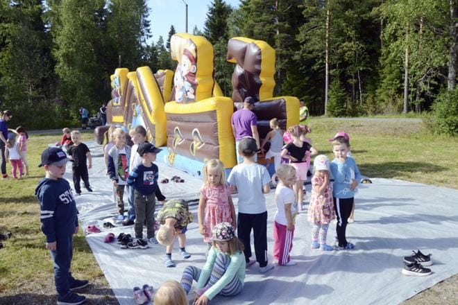 Lasten lomajuhla keräsi yhteen satoja lapsia Tupenkylän kylätalolle. KUVAT: TIINA RANTAKOSKI