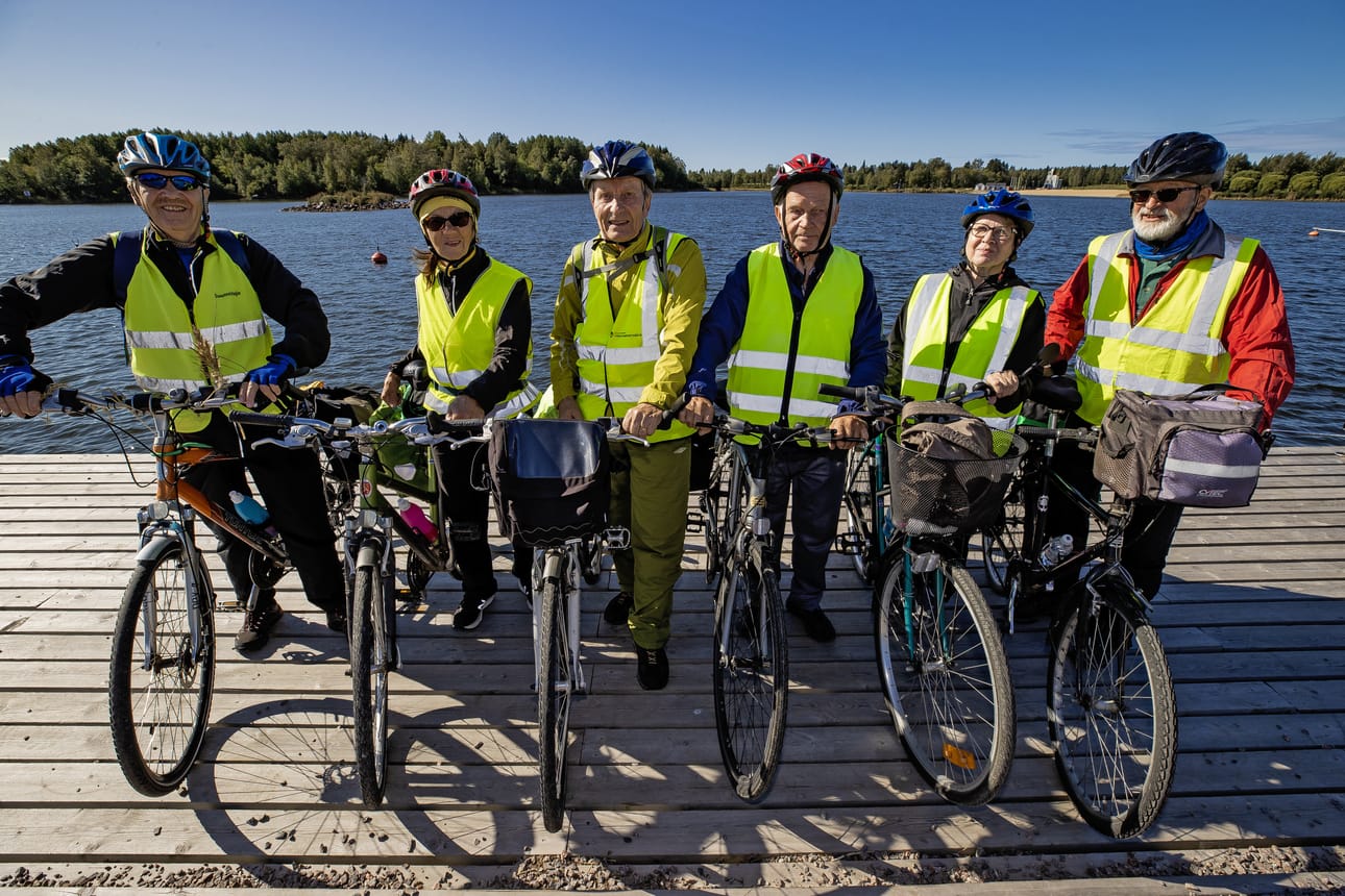 Pyöräilevät ystävykset tutustuivat ensimmäisenä retkipäivänään Raaheen. Kypärät ja huomioliivit ovat ehdottomat varusteet.