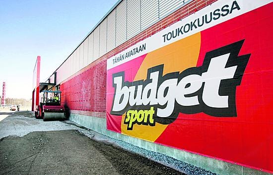 Intersport avasi toukokuussa 2006 maailman ensimmäisen Budget Sport-urheilukaupan Vantaan Tammistoon. Pihaa siloiteltiin vielä avajaisten alla.
