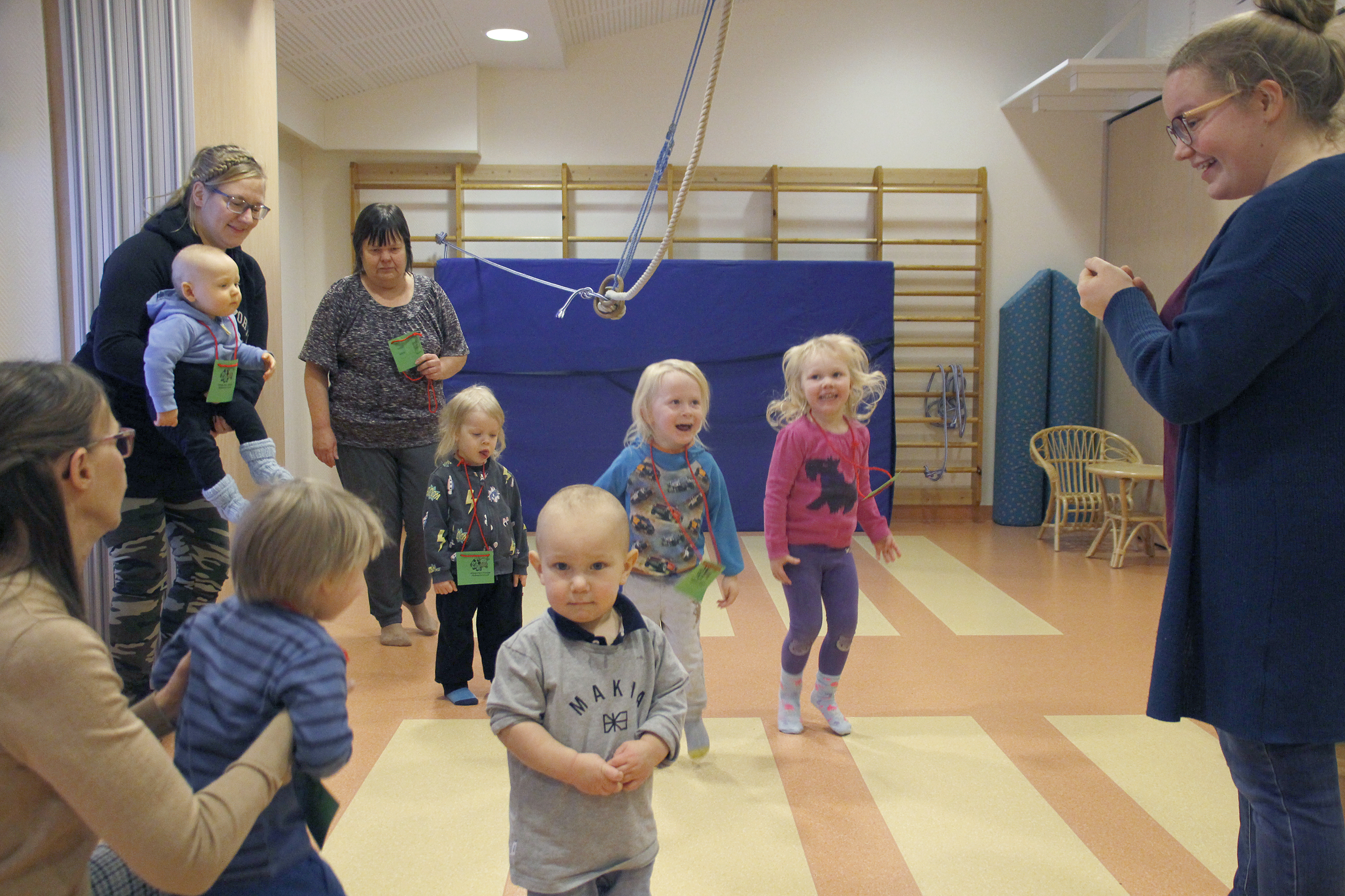 Pulkkilan päiväkodin avoimet ovet houkuttivat toimintaan tutustumaan myös mahdollisen tulevan päiväkotilaisen Lauri Nuoliojan äitinsä Alli Nuoliojan kanssa. 