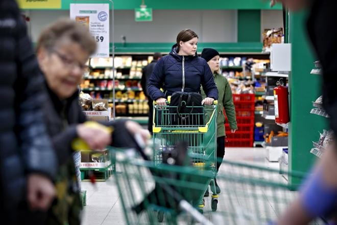 Hanna Pirilä käy ruokakaupassa vain kerran viikossa. Hän suunnittelee koko viikon ruuat niin, että voi ostaa kaiken kerralla. Kauppapäivä on perjantai. Työvuorosta riippuen hän hoitaa ruokaostokset joko aamulla ennen töitä tai iltapäivällä töiden jälkeen. KUVAT: TOMI KOSONEN