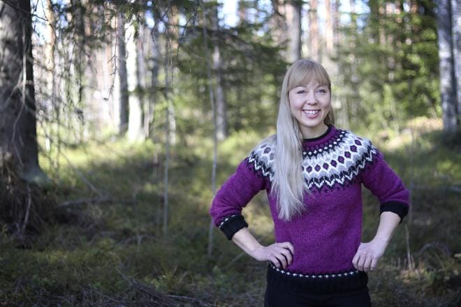 Soili Mäki tykkää itse eniten villapaidoista, joissa on vahvat värit. KUVAT: JOHANNA KATAJA