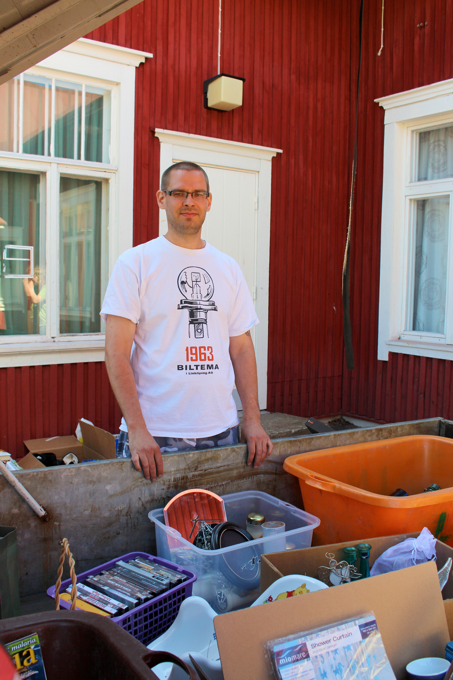 Esa Kurvinen sai nautiskella myyntipisteellään aurinkoisesta säästä. Peräkärry oli aarteita pullollaan.