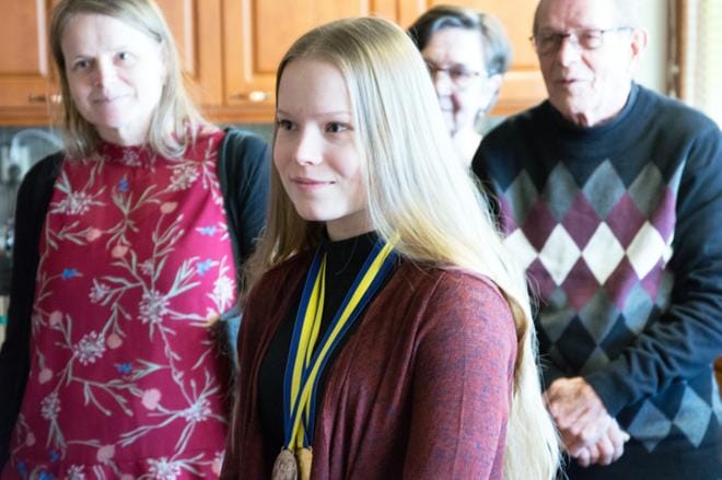 Alavutelainen Maria Hoskari saavutti hiihtosuunnistuksen MM-kisoissa viestikultaa ja sai henkilökohtaiselta matkalta pronssimitalin. KUVA: KAROLIINA SYRJÄ
