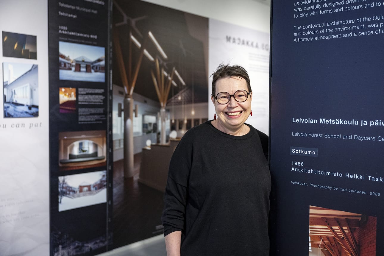 Oulun koulun arkkitehdit nostivat esille toisenlaisia arvoja kuin mitkä olivat olleet ammattikunnassa pitkään vallalla, tutkija Anni Vartola sanoo. Oulunkoululaisia kritisoitiin esimerkiksi siitä, että heidän suunnittelemansa talot näyttivät liian somilta ja mukavilta, suorastaan populistisilta.
