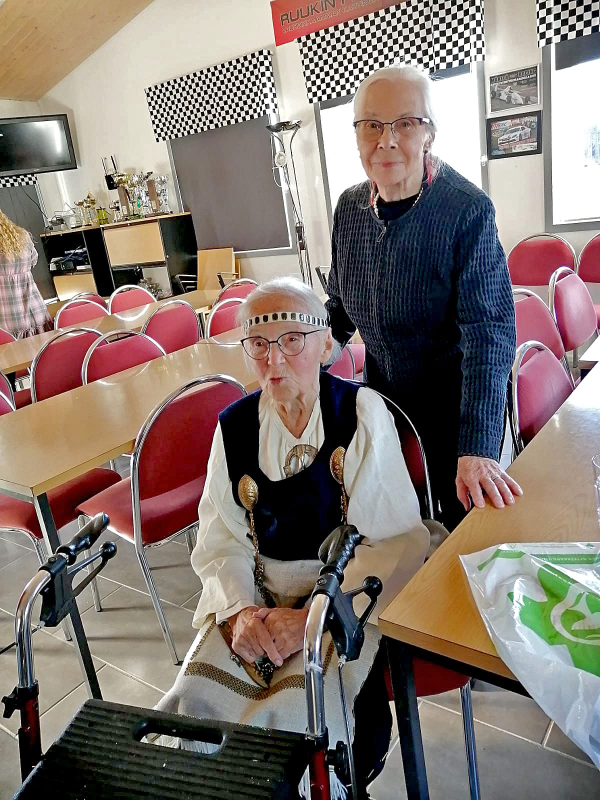 Varpu Kara oli pukeutunut arvokkaaseen muinaispukuun. Takana Anu Sandelin.