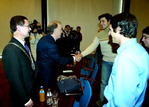 Portugalilainen tapaaminen . Andre Marques Andrade (vas.), Aleksandra Gomes Lopes ja Miguel Anjo Carvalho vaihtoivat muutaman sanan presidentti Jorge Sampaion kanssa Oulun yliopistolla. Tapaamisen jälkeen rehtori Lauri Lajunen saatteli vieraan autoon.