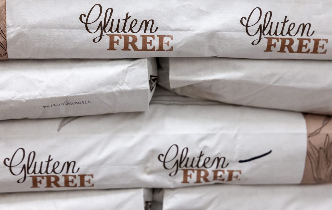 Gluteenittomat jauhot ovat erikoistuotteita, joiden hinta on kalliimpi kuin tavallisten jauhojen. Gluteeniton ruokavalio tuleekin kuukaudessa noin 60 euroa kalliimmaksi kuin niin sanottu normaali ruokavalio. Myös ravintoloissa voi joutua maksamaan lisähintaa gluteenittomista tuotteista.