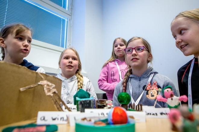 Hietalahden koulun ryhmä loihti tiedetekona maatilan. Työtään esittelivät Emilia Lindqvist, Tilda Huhtala, Sofia Ylitalo, Iida Kakko ja Lilli Jääskä. KUVAT: PAULA KASKISUO