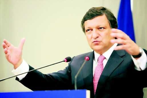 Iso luuta heiluu. EU-komission portugalilainen puheenjohtaja José Manuel Barroso haluaa vähemmän säätelyä.