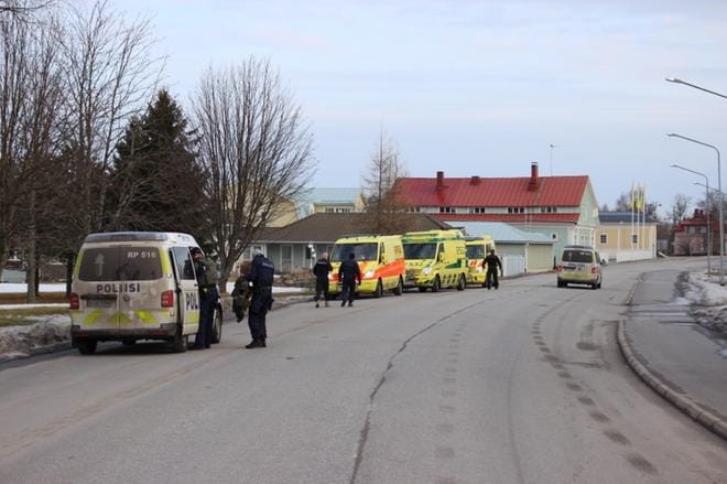 Poliisipartioita oli rikospaikalle johtavien teiden varsilla. Pahoinpitelystä epäilty ulkopaikkakunnalta kotoisin oleva mies saatiin jo aamulla kiinni. KUVA: TAUNO RIIHILUOMA