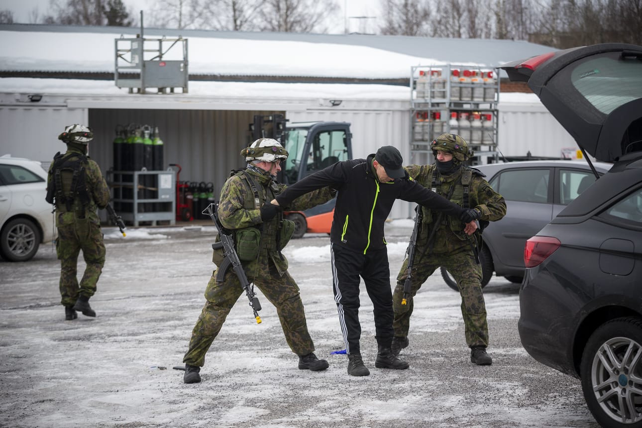 Tarmo Puoliväli ja Sami Raitila ovat ottaneet epäillyn henkilön kiinni. Epäillyn rooli lankesi jalasjärveläiselle Harri Saarelle. Hänkin kuuluu Etelä-Pohjanmaan maakuntakomppaniaan.
