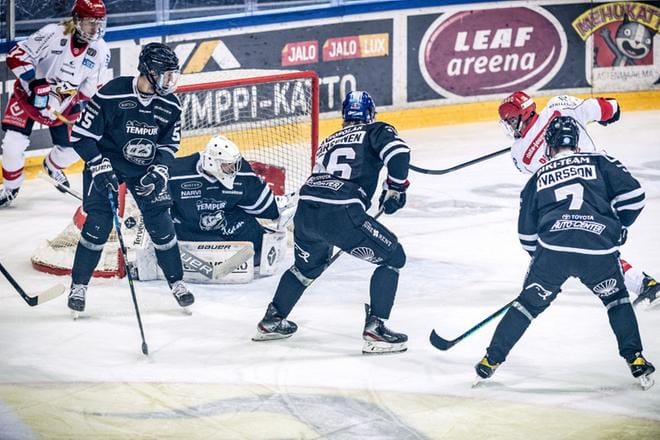 Myös Sportilla oli Turussa tilanteita enempäänkin kuin yhteen maaliin. Tässä Mika Partanen sai seurata läheltä maalin takaa, kuinka TPS-vahti Andrei Karejev pysäytti Jesse Paukun yrityksen. KUVA: ARI-MATTI RUUSKA