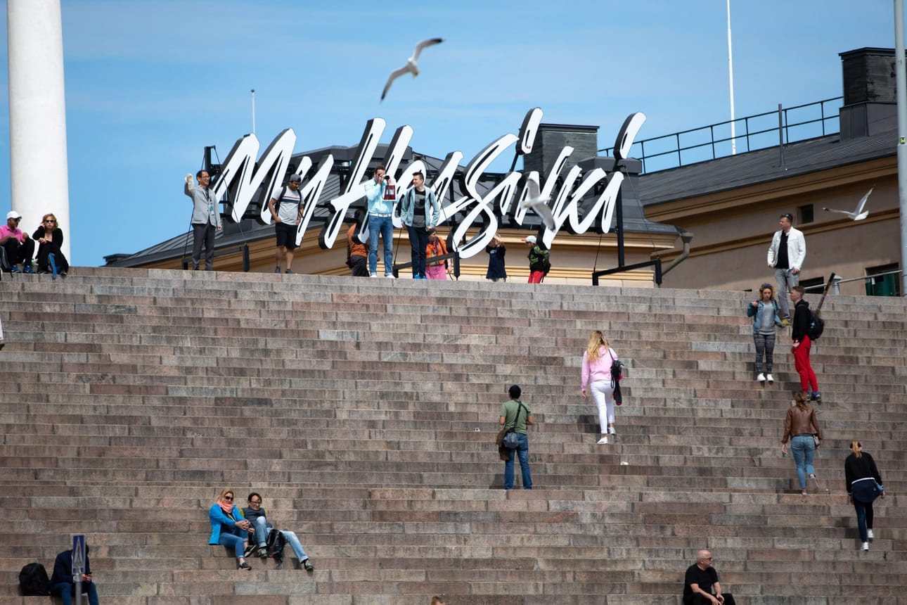 Perinteisiin kuuluvat myös pormestarin aamukahvit, Stadin Kundin ja Friidun nimeäminen sekä Helsinki-päivän vauvan juhlistaminen. LEHTIKUVA / ANNI REENPÄÄ