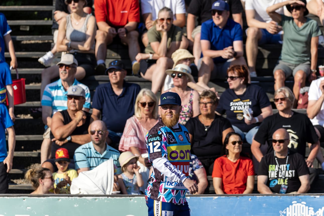 Matti Korhonen tarkasti KPL:n ulkokentästä paikan, mihin hän upotti supervuoroparin voittojuoksun.