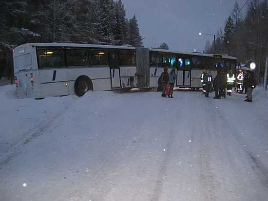 Kuusi koululaista loukkaantui lievästi linja-auton ja sorakuormassa olleen täysperävaunurekan törmäyksessä Rovaniemellä perjantaina.