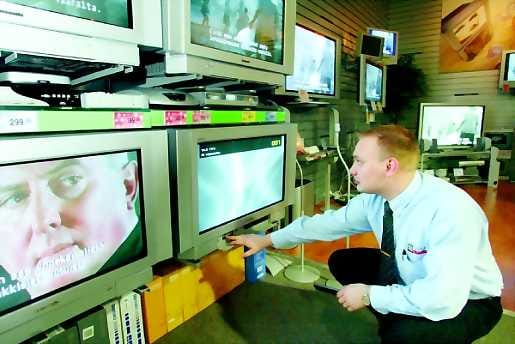 Uusi televisio. Digitaalisuus siirtää televisiotekniikan kokonaan uudelle tasolle. Myymäläpäällikkö Jouni Karppinen korostaa digiboksien antavan jo nyt paljon paremman kuva- ja äänilaadun sekä paljon uusia kanavia.